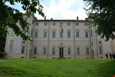 Il castello Cavour da piazza Venosta.
